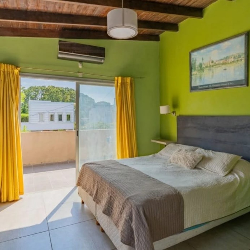 Venta Casa en dos plantas en Los Acantilados con pileta, parrilla y cochera
