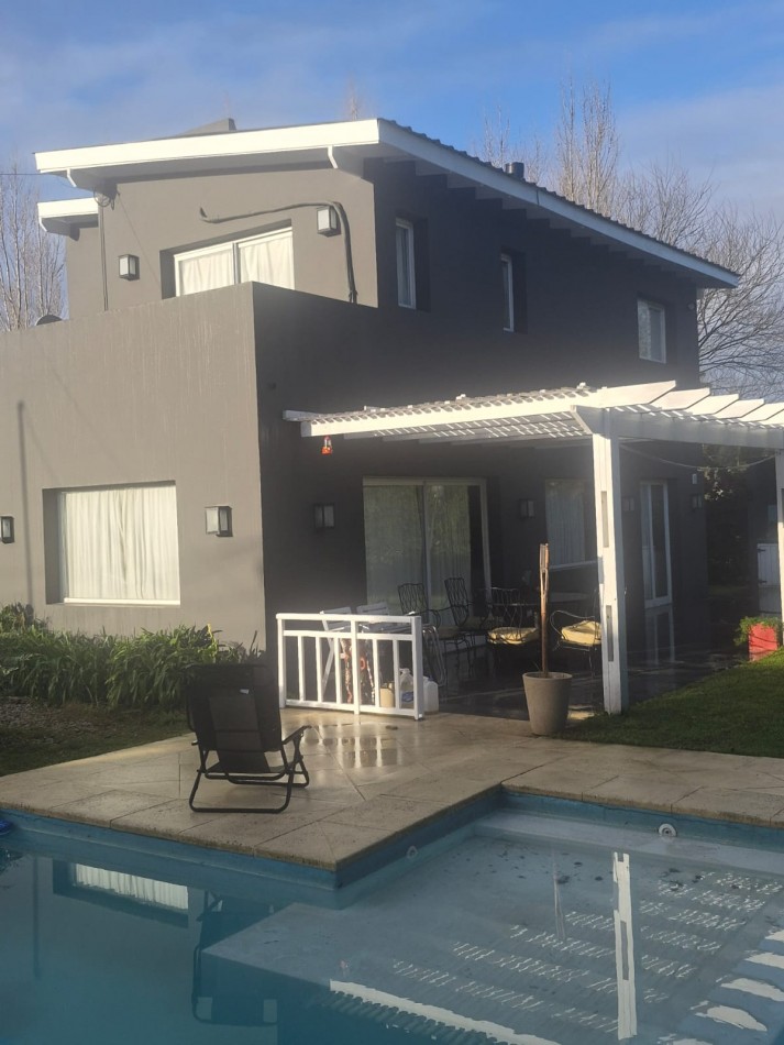 Venta Casa en dos plantas en Los Acantilados con pileta, parrilla y cochera