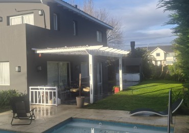 Venta Casa en dos plantas en Los Acantilados con pileta, parrilla y cochera